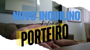 porteiro foi no apartamento do novo inquilino e deu o cu pra ele escondido.