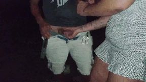 dogging - esposa transa com estranhos em publico e corno observa enquanto filma