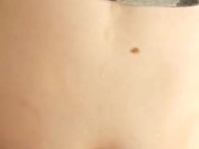 Imprévu 1/3 GOLDEN SHOWER : sa première petite douche dorée, il lui arrose le cul et elle aime ça