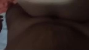 Coroa casado me comendo sem camisinha na cama da esposa