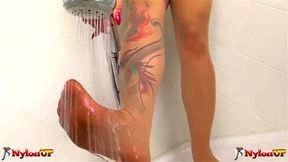 Mary Rider si masturba nella doccia indossando i collant