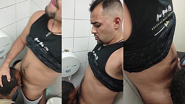Sexo com macho desconhecido no banheiro