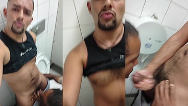 Sexo com macho desconhecido no banheiro