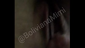 Mimi pelada no estacionamento fazendo squirt e se masturbando