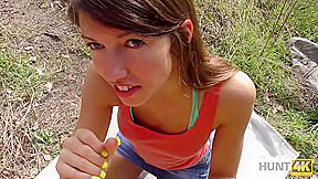 HUNT4K. Il sesso anale per soldi è esattamente ciò che i giovani coquette desiderano