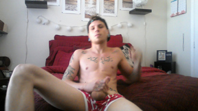 Amateur Tatted Robbie Beats Off On Cam