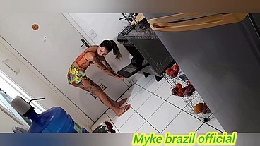 Minha amiga Bea veio a minha casa para fazer o almoco, ela ficou me provocando usando um short curtinho, não resisti e comi o cuzinho apertado com força- completo no Red e no Sheer