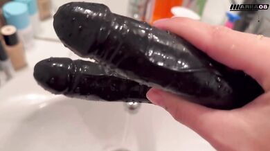 Goth francaise très chaude se baise le cul et la chatte en même temps (double penetration dildo)