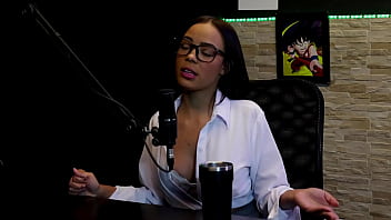 Morena gostosa faz stripper, mostra os lindos peitos e a buceta apertadinha ap&oacute_s falar que frequentava boates, e n&atilde_o quis ser feita de besta - Alice Vasconcelos (WATCH ON: SHEER/RED)