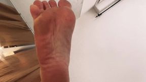 viens me nettoyer mes pieds poussiereux. ta langue servira au moins a ...