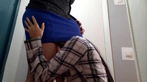 Paid delivery guy gets hot milf's pussy licked