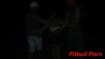 Tava dando um rol&ecirc_ com o ksal Hot e decidimos fuder na rua foi uma suruba gostosa