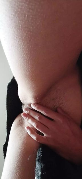 I masturbate my hairy pussy intensely until I cum