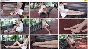 Mature and charming real estate manager Ying Ying shows off her long legs and beautiful feet in a white dress and ultra-thin pantyhose on campus