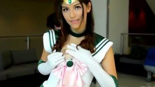 Sailor Jupiter Cosplayer phun nước khắp nơi khi chạm vào mình