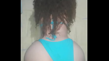 FOLLADA A HERMOSA NALGONA EN CUATRO PATAS CON SU PEQUE&Ntilde_O BIKINI AZUL