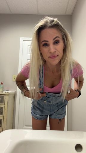 Overalls-clad babe strips for our pleasure