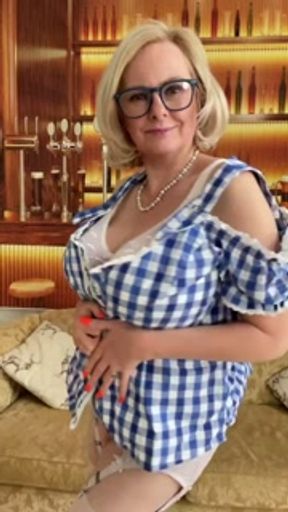 Annabel’s bar(e) pussy squirt