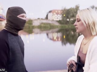 Złodziej chciał ukraść mi torebkę, musiałam go przekupić swoim tyłkiem - POLSKIE PORNO