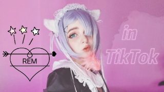 Rem Cosplay Girl com seios pequenos se dando prazer em um filme de fetiche