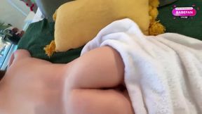 Stiefbruder massiert seine vollbusige Stiefschwester und vögelt sie.