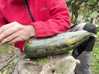 Ich ficke meine riesige Halloween-Zucchini und komme darauf