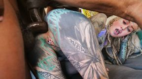 Inked white model Anuskatzz rammed by huge black dicks in DP