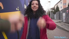 Public Sex Teen wird gefickt, nachdem er an Schere, Stein, Papier verloren hat