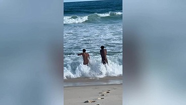 Loirinho É flagrado transando com dois dotados na praia