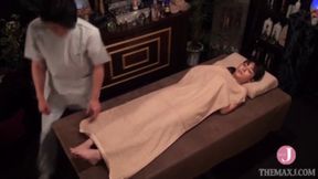 The plump body of a perverted mature wife is shiny with oil and gives the best massage as