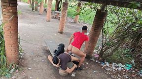 passei o dia dando meu cu neste banco de parque. 5 caras heteros fizeram fila para me comer e gozar no meu cu