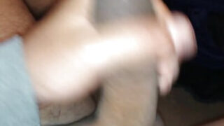 Olgun amatör eşcinseller devasa penislerini okşadıktan sonra dar kalçaları beceriyorlar.