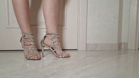 Hostess sore feet in silver strappy sandals S