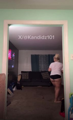 Amateur teen shows off her ass in candid homemade clip