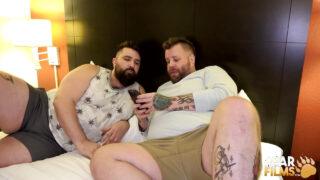 Sexo oral, masturbação, sem camisinha, lambendo, peludo, gordo – filme fetichista de ursos tatuados e gays com piercings sendo fodidos no cu
