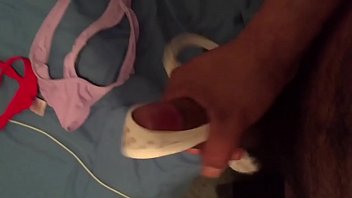 Masturbando con la tanga de puta de mi vecina