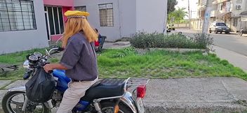 My friend with a big ass is having sex with an old stranger while I watch.