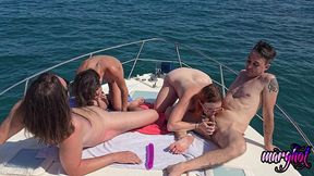 apres midi libertine 2 couples baisent sur un bateau et se font surprendre...