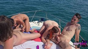 apres midi libertine 2 couples baisent sur un bateau et se font surprendre...