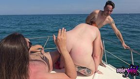 apres midi libertine 2 couples baisent sur un bateau et se font surprendre...