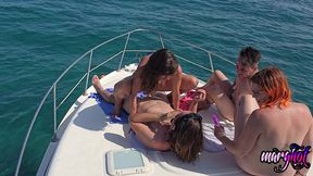 apres midi libertine 2 couples baisent sur un bateau et se font surprendre...