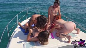 apres midi libertine 2 couples baisent sur un bateau et se font surprendre...