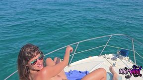 apres midi libertine 2 couples baisent sur un bateau et se font surprendre...