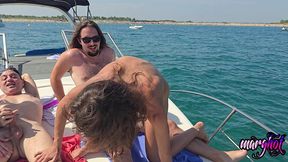 apres midi libertine 2 couples baisent sur un bateau et se font surprendre...