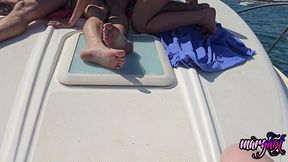 apres midi libertine 2 couples baisent sur un bateau et se font surprendre...
