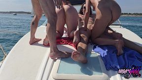 apres midi libertine 2 couples baisent sur un bateau et se font surprendre...