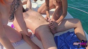apres midi libertine 2 couples baisent sur un bateau et se font surprendre...