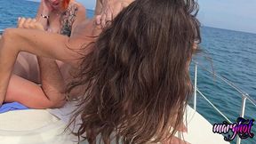 apres midi libertine 2 couples baisent sur un bateau et se font surprendre...