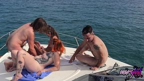 apres midi libertine 2 couples baisent sur un bateau et se font surprendre...
