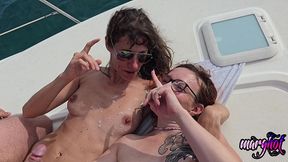 apres midi libertine 2 couples baisent sur un bateau et se font surprendre...